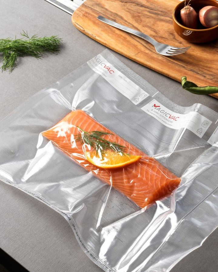 Marinade sous vide d'un pavé de saumon avec tranche d'orange et aneth