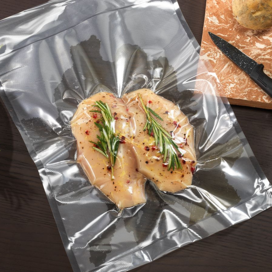 Poulet assaisonné mis sous vide dans sac Magic Vac